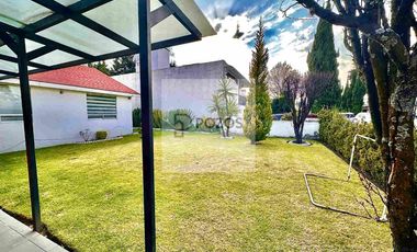 Residencia de 1 nivel con amplios espacios interiores y terraza