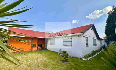 Residencia de 1 nivel con amplios espacios interiores y terraza