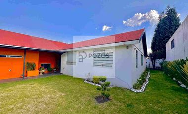 Residencia de 1 nivel con amplios espacios interiores y terraza