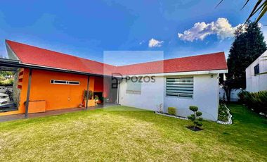 Residencia de 1 nivel con amplios espacios interiores y terraza