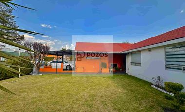 Residencia de 1 nivel con amplios espacios interiores y terraza