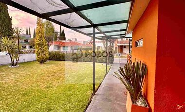 Residencia de 1 nivel con amplios espacios interiores y terraza