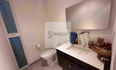 Residencia de 1 nivel con amplios espacios interiores y terraza