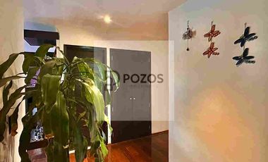 Residencia de 1 nivel con amplios espacios interiores y terraza