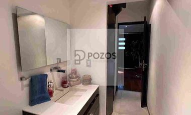 Residencia de 1 nivel con amplios espacios interiores y terraza