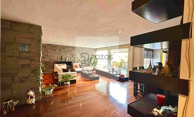Residencia de 1 nivel con amplios espacios interiores y terraza