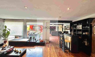 Residencia de 1 nivel con amplios espacios interiores y terraza