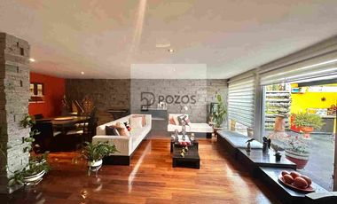 Residencia de 1 nivel con amplios espacios interiores y terraza