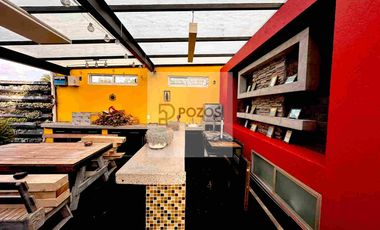 Residencia de 1 nivel con amplios espacios interiores y terraza