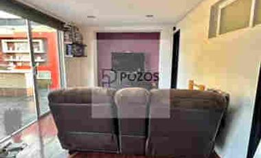 Residencia de 1 nivel con amplios espacios interiores y terraza