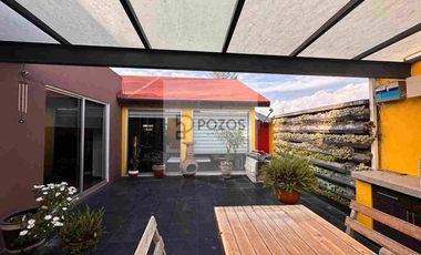Residencia de 1 nivel con amplios espacios interiores y terraza