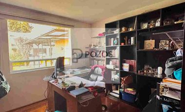 Residencia de 1 nivel con amplios espacios interiores y terraza