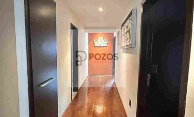 Residencia de 1 nivel con amplios espacios interiores y terraza