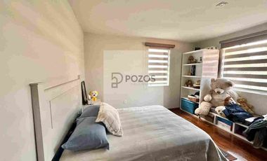 Residencia de 1 nivel con amplios espacios interiores y terraza