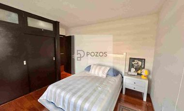 Residencia de 1 nivel con amplios espacios interiores y terraza