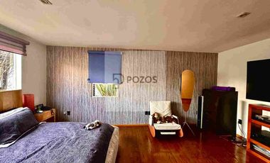 Residencia de 1 nivel con amplios espacios interiores y terraza