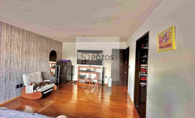 Residencia de 1 nivel con amplios espacios interiores y terraza