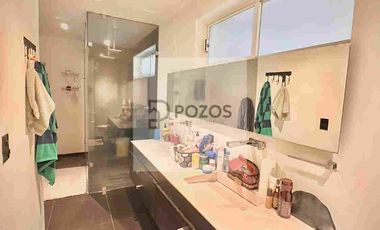 Residencia de 1 nivel con amplios espacios interiores y terraza