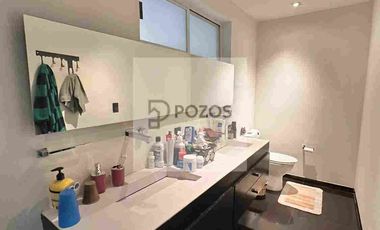 Residencia de 1 nivel con amplios espacios interiores y terraza