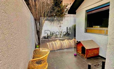 Residencia de 1 nivel con amplios espacios interiores y terraza