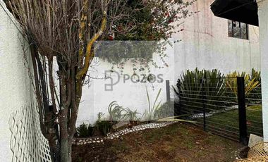 Residencia de 1 nivel con amplios espacios interiores y terraza