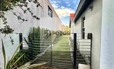 Residencia de 1 nivel con amplios espacios interiores y terraza