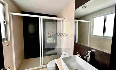 Residencia de 1 nivel con amplios espacios interiores y terraza