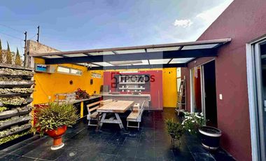 Residencia de 1 nivel con amplios espacios interiores y terraza