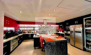 Residencia de 1 nivel con amplios espacios interiores y terraza