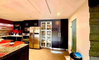 Residencia de 1 nivel con amplios espacios interiores y terraza