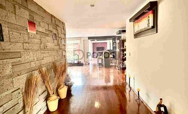 Residencia de 1 nivel con amplios espacios interiores y terraza