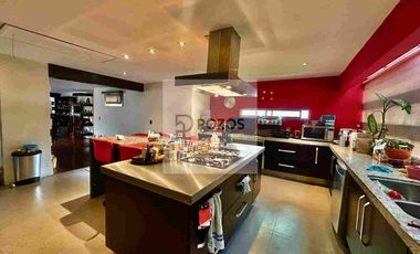 Residencia de 1 nivel con amplios espacios interiores y terraza