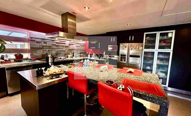 Residencia de 1 nivel con amplios espacios interiores y terraza