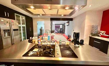 Residencia de 1 nivel con amplios espacios interiores y terraza