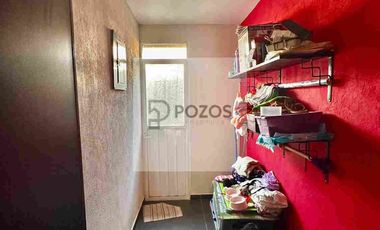 Residencia de 1 nivel con amplios espacios interiores y terraza