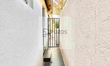 Residencia de 1 nivel con amplios espacios interiores y terraza