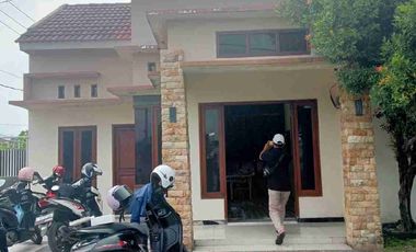 jual cepat  rumah   bonus finising di CHATT ulang 1 menit kejalan raya propinsi , di mojongapit Jombang