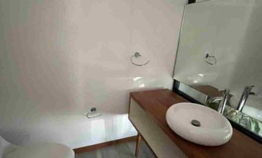 MADERNA CASA EN RENTA EN LOMAS DE ANGELÓPOLIS.  CERCA DE BARRIO CASCATTA