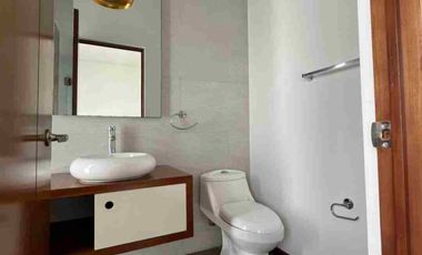 MADERNA CASA EN RENTA EN LOMAS DE ANGELÓPOLIS.  CERCA DE BARRIO CASCATTA