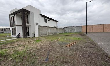 terreno Esquinero en Isla celeste de 250 m2