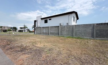 terreno Esquinero en Isla celeste de 250 m2