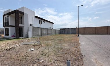 terreno Esquinero en Isla celeste de 250 m2