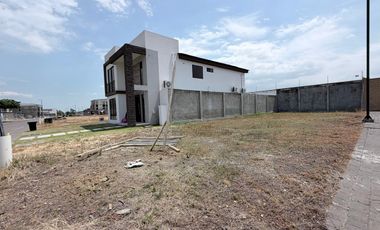 terreno Esquinero en Isla celeste de 250 m2