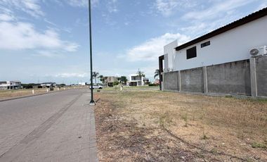 terreno Esquinero en Isla celeste de 250 m2