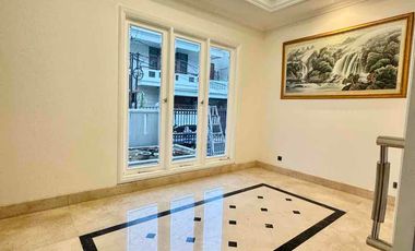 Rumah bagus di Taman Kedoya Baru Residence Full Terenovasi Semi Furnish harga bagus