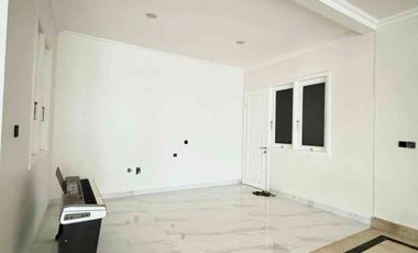 Rumah bagus di Taman Kedoya Baru Residence Full Terenovasi Semi Furnish harga bagus