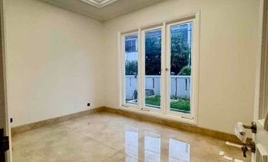Rumah bagus di Taman Kedoya Baru Residence Full Terenovasi Semi Furnish harga bagus