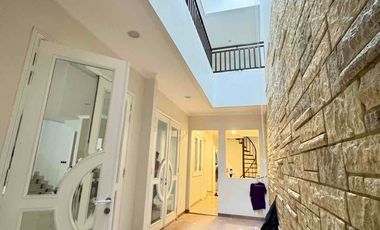 Rumah bagus di Taman Kedoya Baru Residence Full Terenovasi Semi Furnish harga bagus