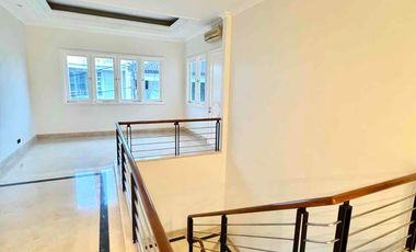 Rumah bagus di Taman Kedoya Baru Residence Full Terenovasi Semi Furnish harga bagus