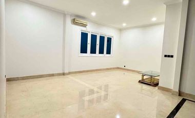 Rumah bagus di Taman Kedoya Baru Residence Full Terenovasi Semi Furnish harga bagus